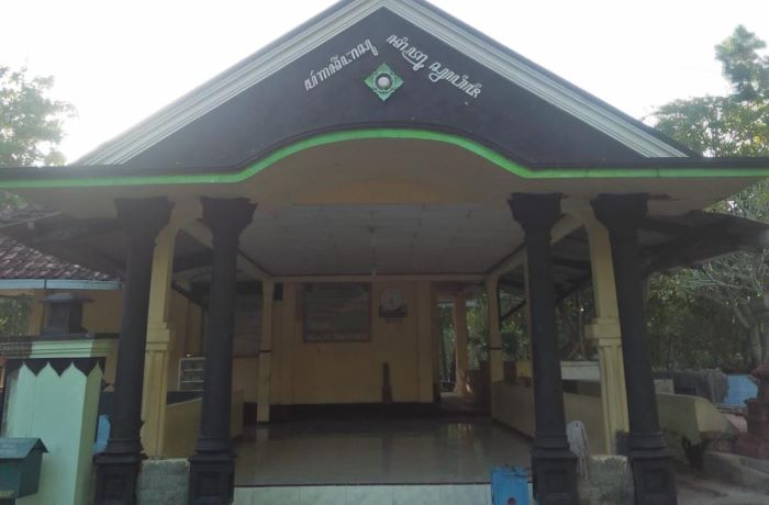 Makam seorang keturunan Majapahit yang konon menyimpan misteri. (DOK. PRIBADI/ SISCA)