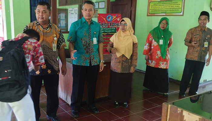 SMP Negeri 1 Paranggupito (esperiji) pembiasaan penyambutan siswa masuk sekolah tiap pagi.