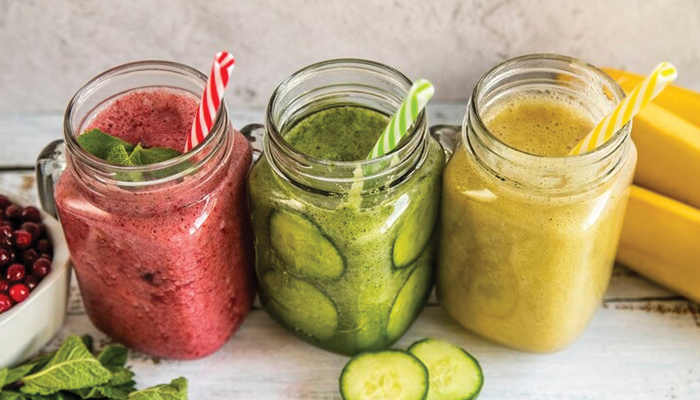 Ilustrasi smoothies buah dan sayur yang cocok untuk sahur.