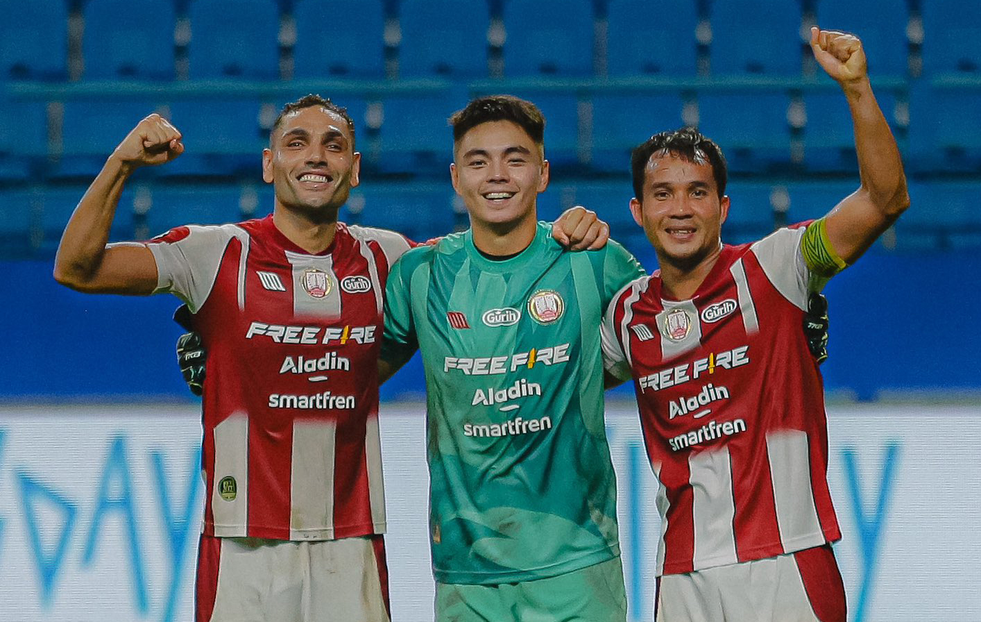 PEMAIN KUNCI: Gianluca Pandeynuwu (tengah) saat bermain bersama Persis Solo.