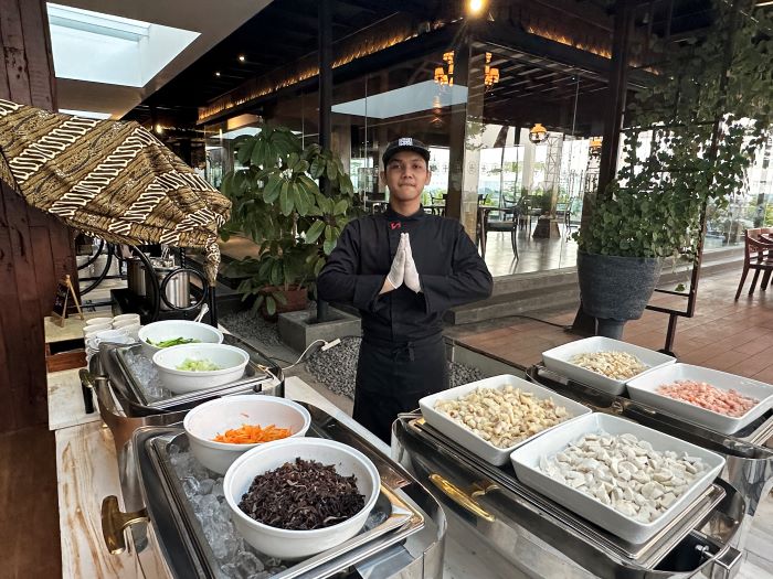 Beragam menu disajikan di paket buka puasa Kurma "Kuliner Ramadan" bertema Jelajah Rasa Tiga Negara. (SWISS-BELINN SARIPETOJO)
