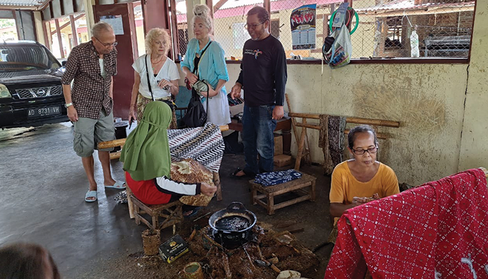 Sejumlah wisatawan mancanegara melihat proses pembuatan batik di Kampung Kedunggudel, Kelurahan Kenep, Kecamatan Sukoharjo Kota.