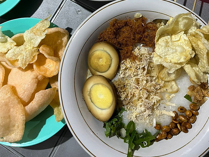 Ada kedai yang menyajikan bubur ayam unik dengan pilihan topping beragam di Solo. (DOK. PRIBADI/ NORA)