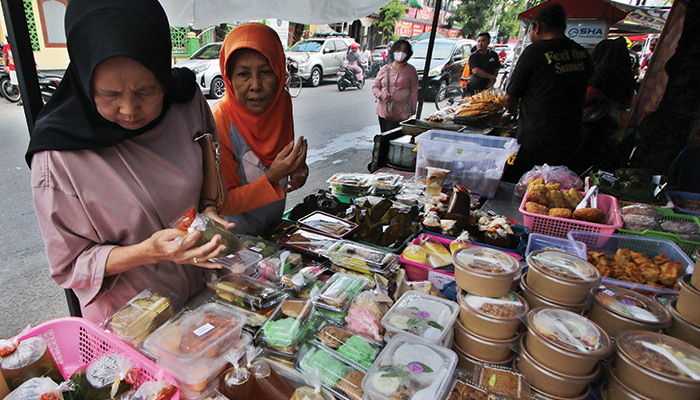 Berburu Takjil Ramadhan di Darusalam.