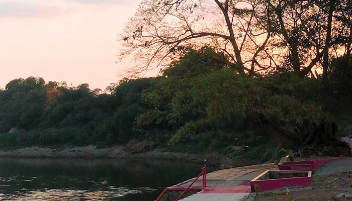 Menikmati Sore Hari di Tepi Sungai Bengawan Solo.