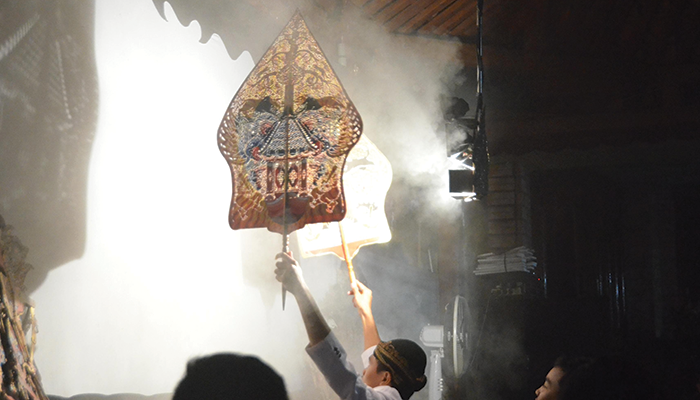 Gambar pertunjukan wayang kulit.