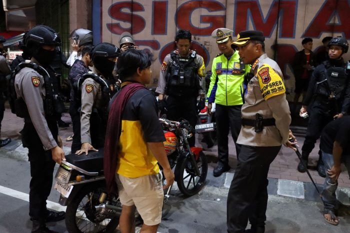 Polisi mengamankan sejumlah pemuda yang melakukan balap liar di Jalan Juanda Solo. (ANTONIUS C./ RADAR SOLO)