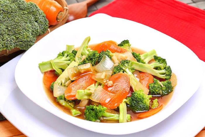 Cah brokoli wortel menjadi salah satu masakan yang cocok dikonsumsi sebagai menu sahur. (DAPURKOBE.CO.ID)