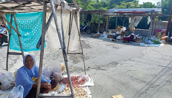 Pasar Ngebuk Desa Bogor, Kecamatan Cawas, Kabupaten Klaten.