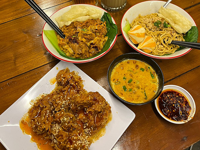Tampilan berbagai kuliner di kedai mie We Cook Noodles and Wings. (DOK. PRIBADI/  NORA)