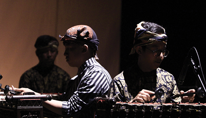 Ilustrasi seseorang memainkan gamelan.