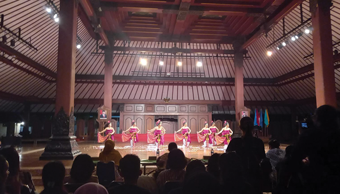 Ujian Pagelaran Tari Putri Gaya Surakarta Tari Bedhaya Ela-ela.