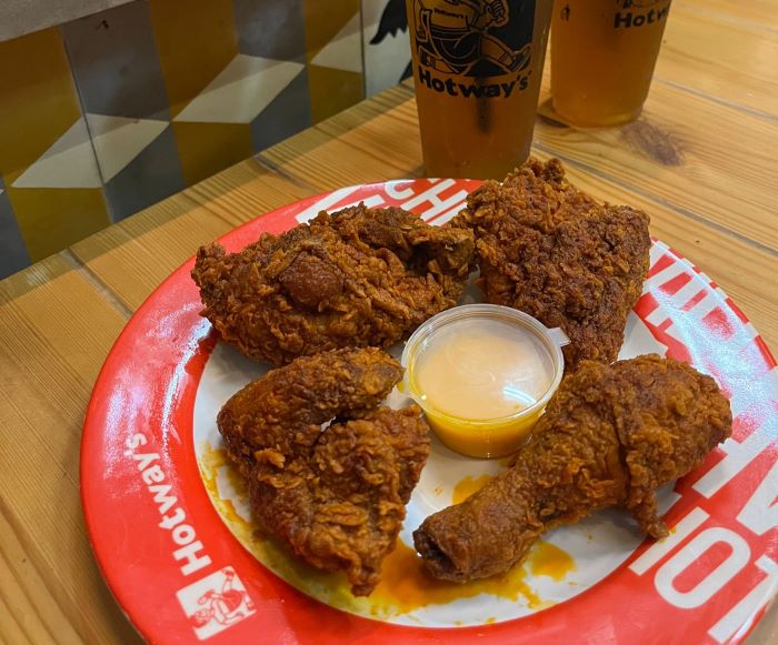 Tampilan ayam pedas dengan bumbu nashville khas Amerika yang viral di Solo. (DOK. PRIBADI/ NORA)