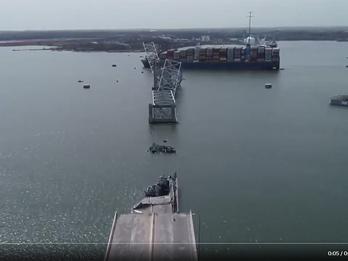 Tangkapan layar video yang menunjukkan ambruknya Jembatan Baltimore, Maryland, Amerika Serikat  pada Selasa (27/3) waktu setempat. (TWITTER.COM / @THEINSIDERPAPER)