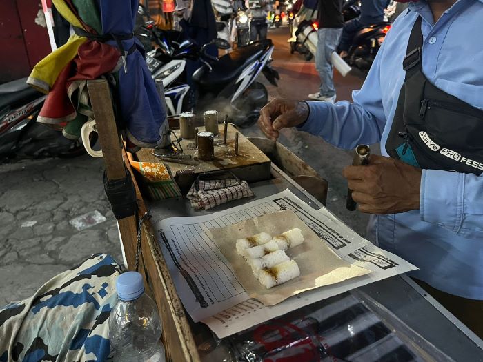 Penjual kue putu bambu sering ditemui di wilayah Solo (DOK. PRIBADI/ NORA)