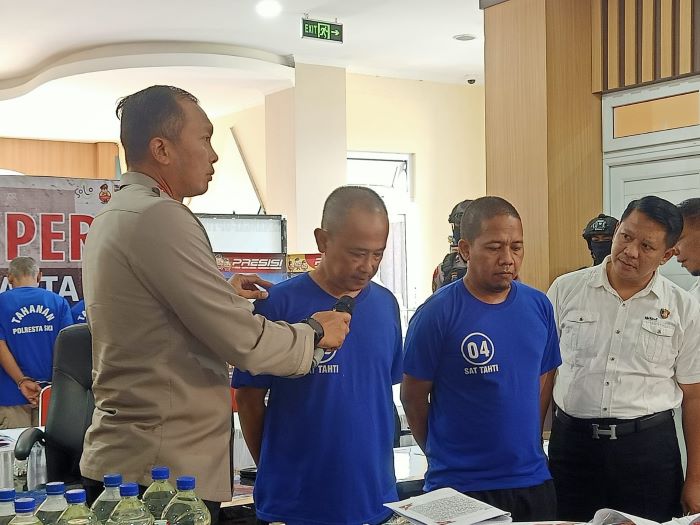 Dua polisi gadungan asal Serengan Solo yang melakukan aksi pemerasan kepada seorang warga Gunung Kidul diamankan polisi. (ANTONIUS C./ RADAR SOLO)