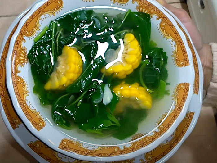 Sayur bening bayam yang cocok jadi menu sahur warga Solo (YOUTUBE DIIZAH KITCHEN)
