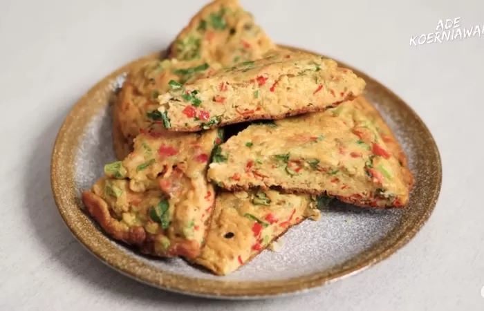 Telur dadar padang menjadi salah satu resep yang bisa dipraktikkan warga Solo untuk menyajikan menu sahur yang nikmat. (YOUTUBE ADE KOERNIAWAN)