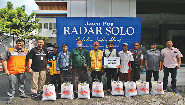 Foto Penyerahan Bingkisan dari Rumah Zakat Terhadap Pengasong Koran di Jawa Pos Radar Solo.