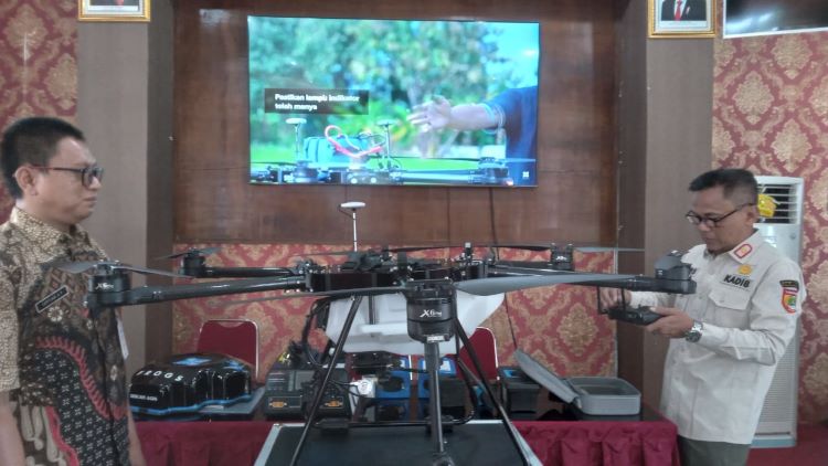 Kepala Dinas Pertanian dan Perikanan Bagas Windaryatno buka bungkus drone . (IWAN KAWUL/ RADAR SOLO)