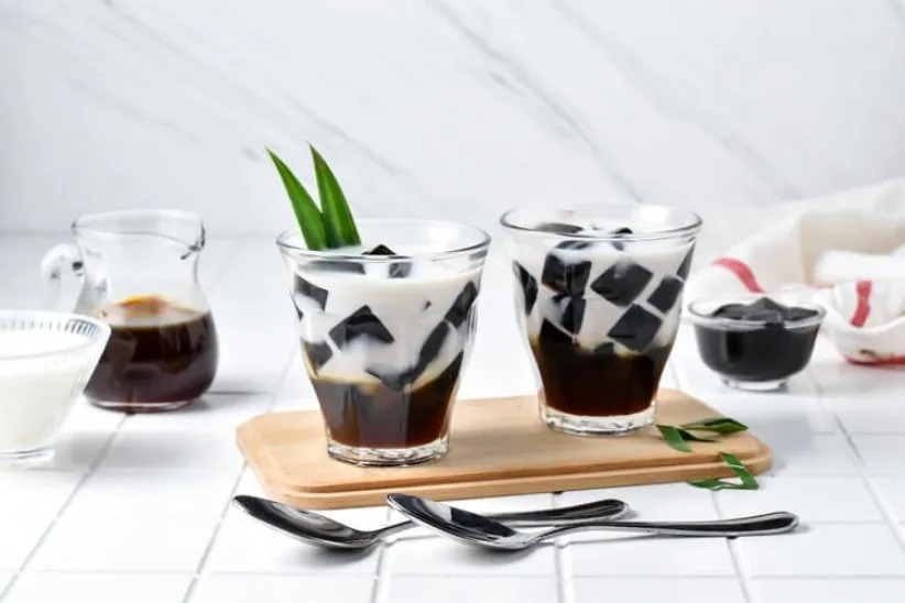 Es cincau gula merah menjadi salah satu menu yang bisa memuaskan dahaga warga Solo saat buka puasa. (SASA.CO.ID)