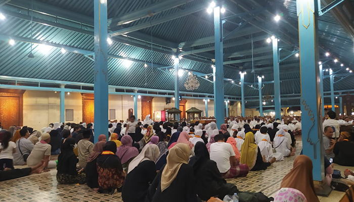 Upacara peringatan malam Selikuran di Masjid Ageng Surakarta pada tahun 2023.