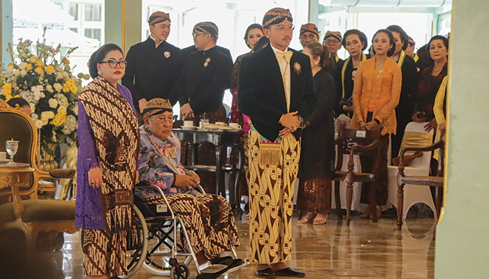 Jumenengan di Keraton Kasunanan Surakarta menggunakan pakaian tradisional jawa.