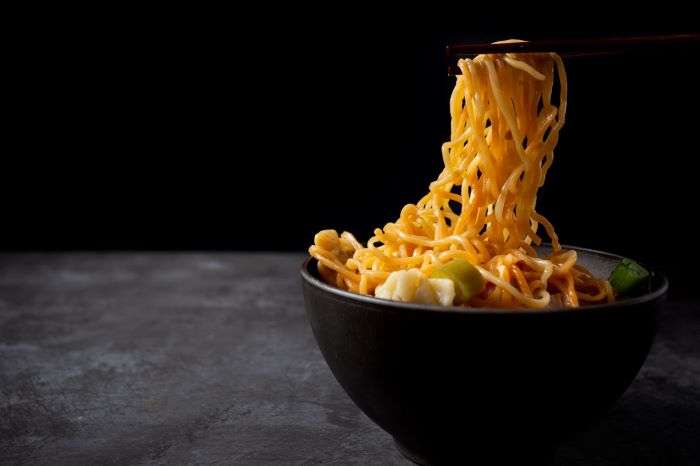 Mie instan menjadi salah satu makanan  kerap dikonsumsi saat sahur karena kepraktisannya. Namun, makanan ini dipertanyakan kesehatannya. (FREEPIK)
