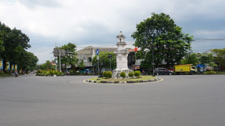 Tugu Cembengan di Kecamatan Jebres yang konon menyimpan misteri tentang hantu yang membawa lentera. (PARIWISATASOLO. SURAKARTA.GO.ID)