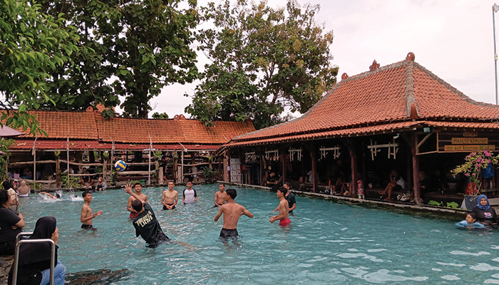 Tampak kolam, pendapa dan joglo yang merupakan bagian dari pengembangan Umbul Kemanten di Desa Sidowayah, Kecamatan Polanharjo, Klaten Pengembangan Umbul Kemanten.