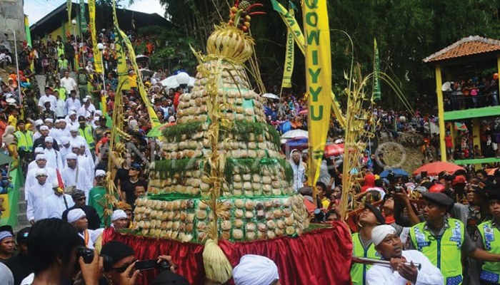 Gunungan Tradisi Sebar Apem di Klaten.