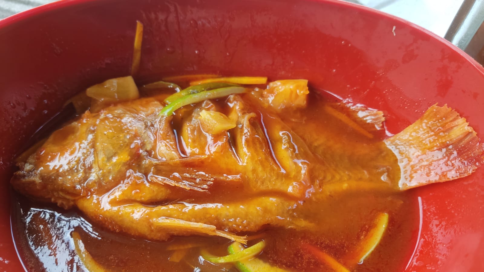 Kuliner nila asam manis yang ada di sebuah warung di pinggir Waduk Gajah Mungkur Wonogiri. (IWAN ADI LUHUNG/ RADAR SOLO)
