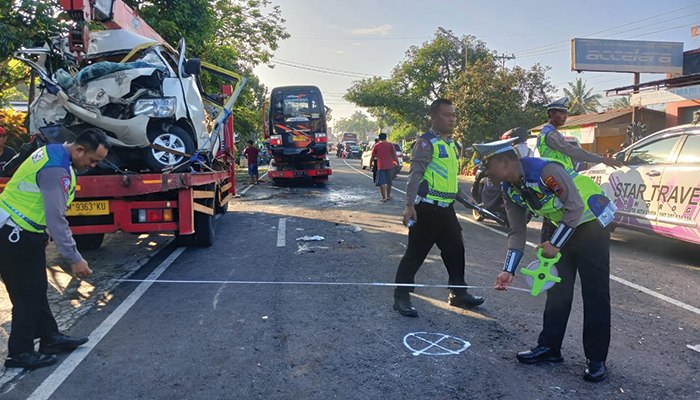Polisi melakukan olah TKP laka di Bulusulur Sabtu (30/3/2024).