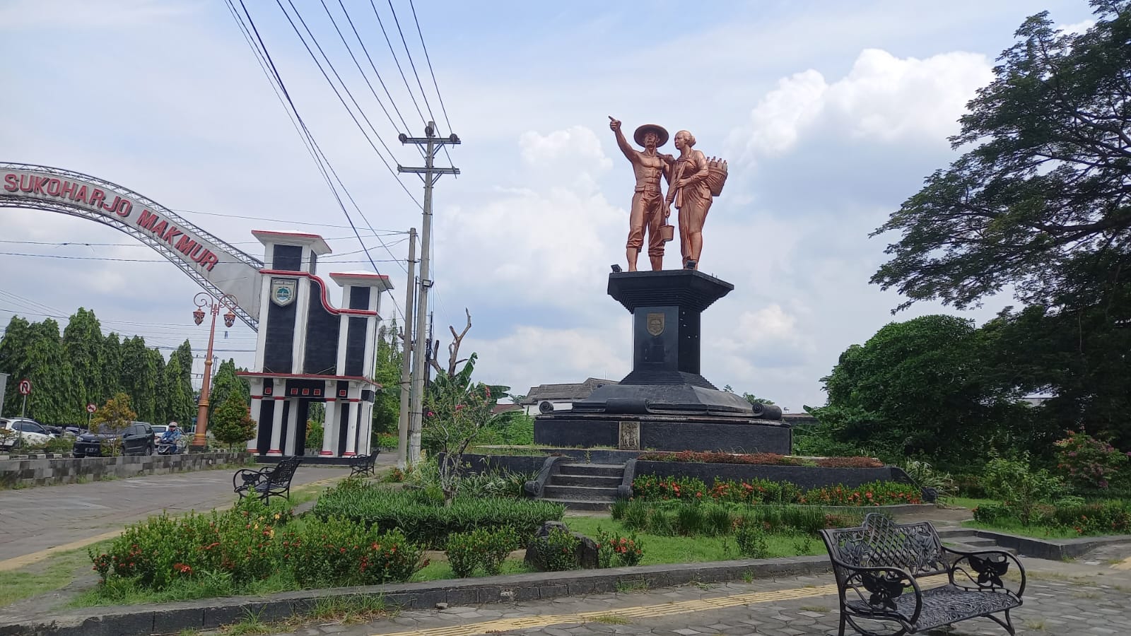 Patung Jamu Gendong dan Pak Tani yang terleteak di Sukoharjo. (DOK. PRIBADI/ SISCA)