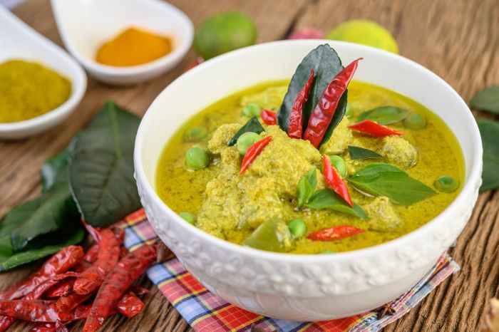 Opor ayam yang menjadi salah satu hidangan yang rutin hadir di momen Lebaran. (FREEPIK)