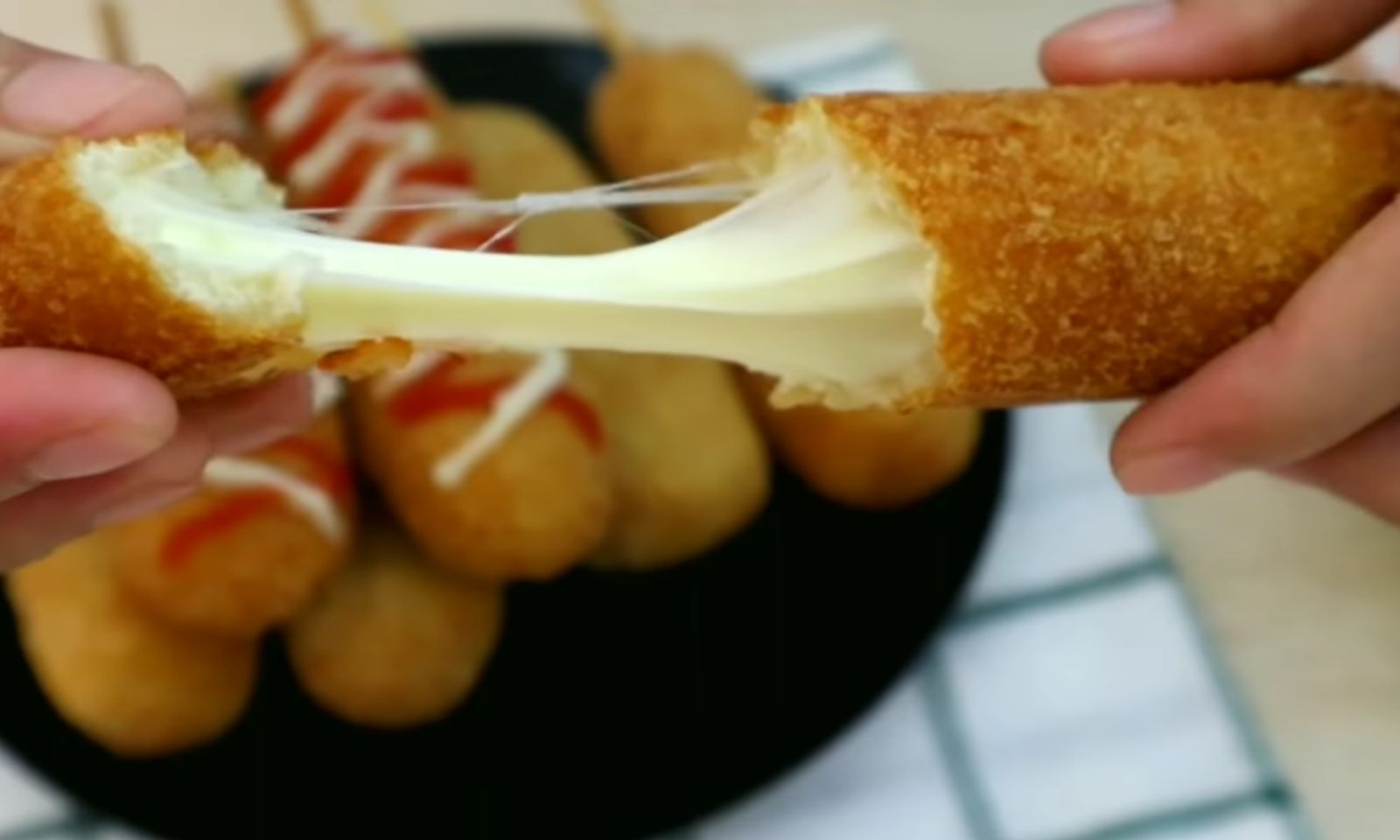 Corndog, salah satu kuliner yang viral karena terdapat di drama Korea (drakor), (YOUTUBE DELMIRA COOKING)