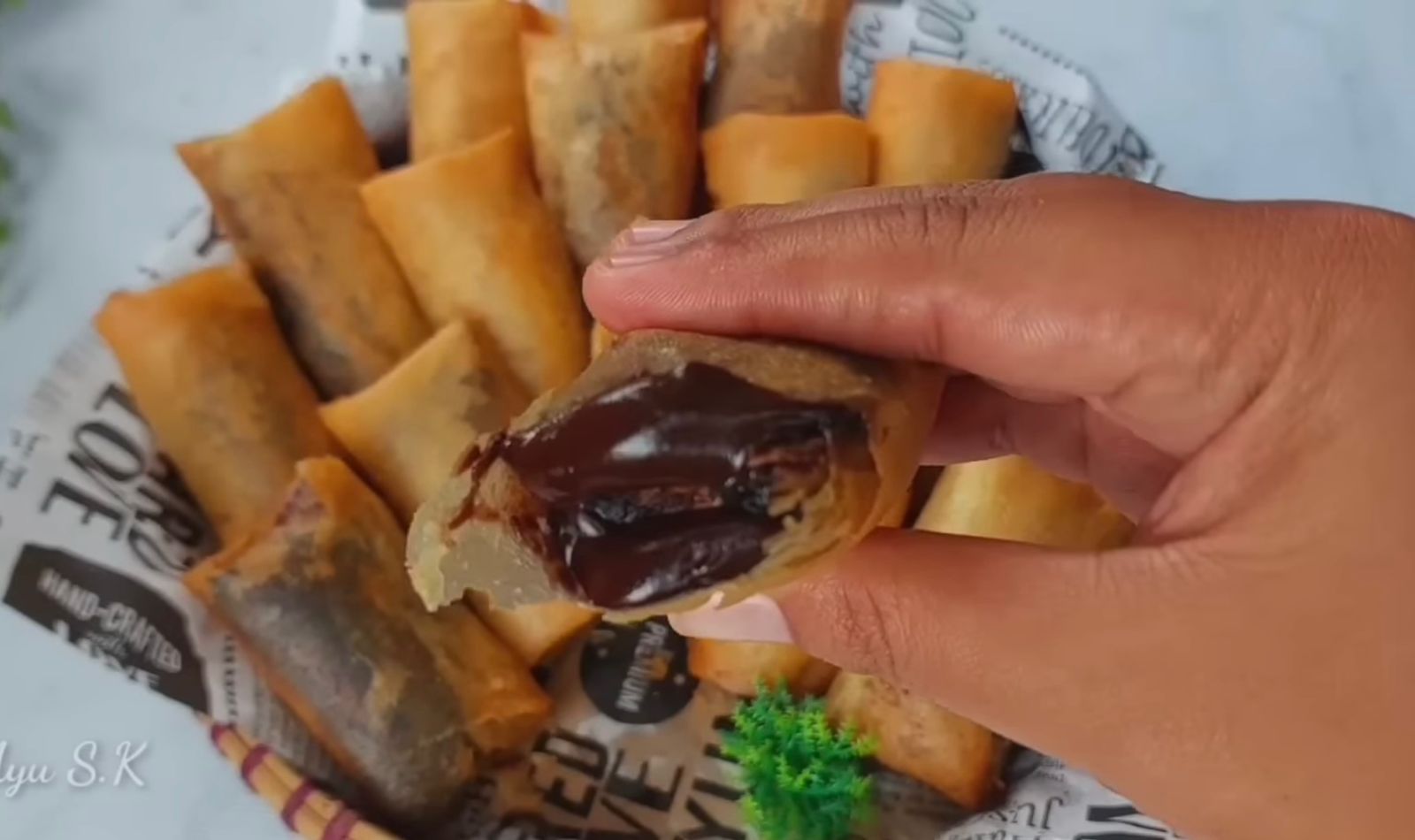 Pisang cokelat lumer yang bisa jadi sajian untuk menu buka puasa. (YOUTUBE AYU SUGIARTO KITCHEN)