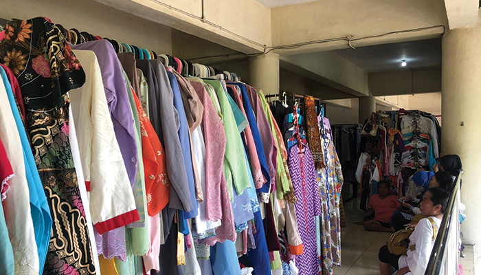 Thrifting di Pasar Gilingan Solo.