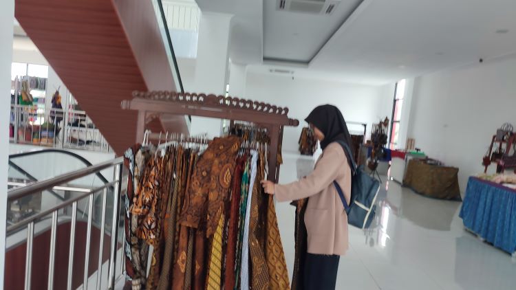 PILIH-PILIH BAJU: Aneka produk batik yang dijual di Pusat Batik Sukowati. (AHMAD KHAIRUDIN/ RADAR SOLO)