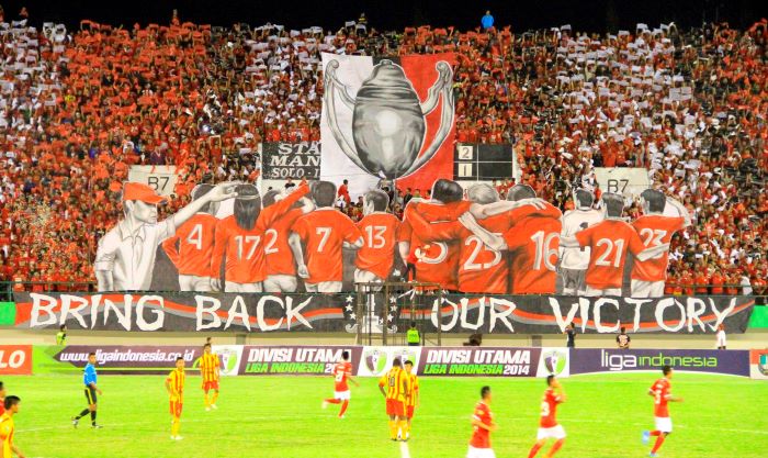 TINGGAL KENANGAN: Pasoepati Gate B7 membuat sebuah koreo 3D saat Persis Solo melawan PPSM Magelang di Stadion Manahan, 2014 silam. (NIKKO AUGLANDY/RADAR SOLO)