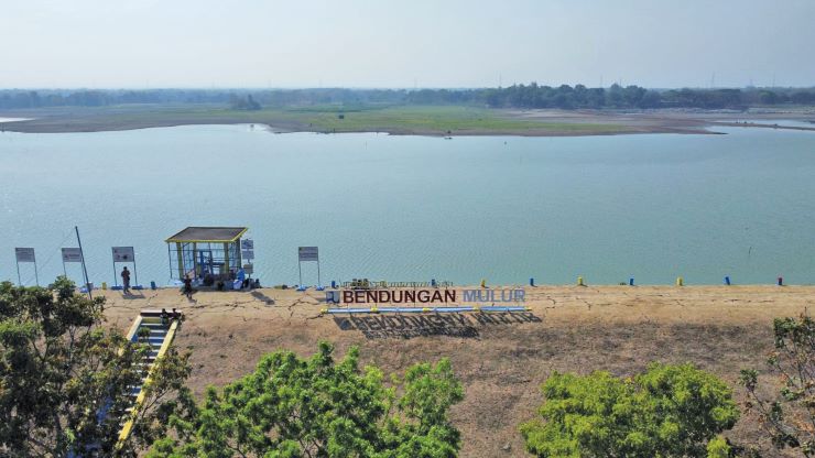 BERSEJARAH: Pemancing berjajar di tanggul, sebelah pintu air Waduk Mulur, Kecamatan Bendosari, belum lama ini. (DISPORAPAR SUKOHARJO FOR RADAR SOLO)