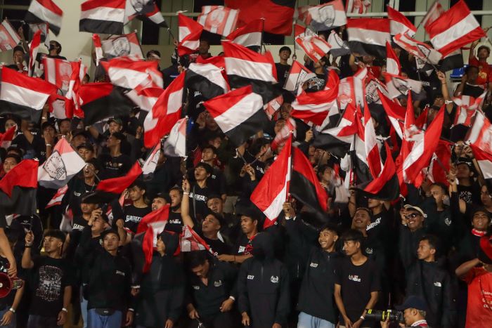 KOMPAK: Suporter Persis Solo yang mendukung tim melawan RANS Nusantara FC di Stadion Manahan, 30 Maret. (M. IHSAN/RADAR SOLO)