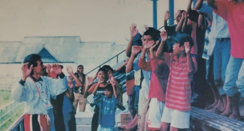 BERBAGI ILMU: Presiden Pasoepati Mayor Haristanto (kiri) saat mengajari ajari atraksi suporter Manado, Persmanisti, 3 Mei 2002 silam. (DOK. PRIBADI MAYOR HARISTANTO)