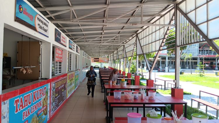 BUTUH SOLUSI: Deretan kios di Taman Kuliner MPP di Jalan Mayor Kusmanto, Desa Semangkak, Kecamatan Klaten Tengah yang tampak sepi dari pembeli. (ANGGA PURENDA/ RADAR SOLO)