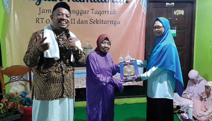 Dua Dosen Universitas Batik Solo Gelar Pengabdian Masyarakat di Langgar Taqorrub.