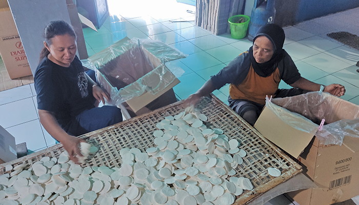 BANJIR PESANAN: Pengemasan brem menggunakan kardus, pesanan konsumen dari luar Kabupaten Wonogiri.