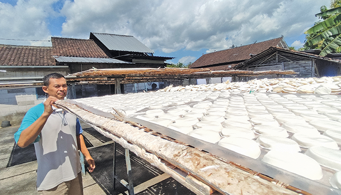 Proses pengeringan brem dengan dijemur di bawah terik matahari di halaman industri rumahan di Dusun Tenggar Lor, Desa Gebang, Kecamatan Nguntoronadi, Kabupaten Wonogiri.