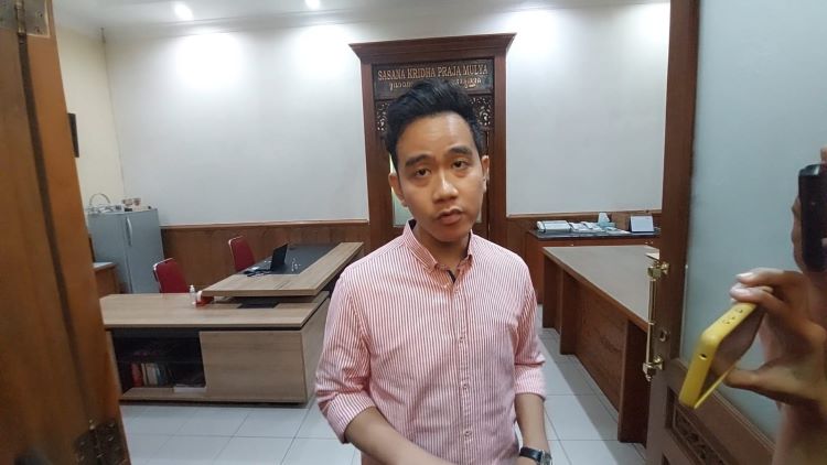 Wali Kota Solo, Gibran Rakabuming Raka, saat ada di Balai Kota Surakarta pada Selasa (2/4). (SILVESTER K./ RADAR SOLO)
