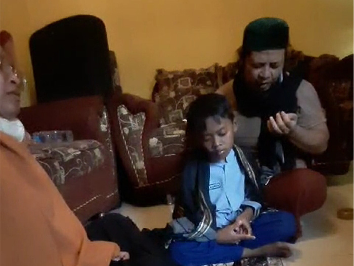 BACA DOA-DOA: Gus Ahmad Jackson Purba Al Atlas saat melakukan Ruqyah kepada pasiennya. (ISTIMEWA)
