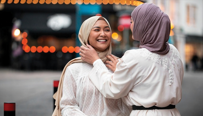 Ilustrasi Perempuan yang sedang mengenakan pakaian muslim untuk lebaran.